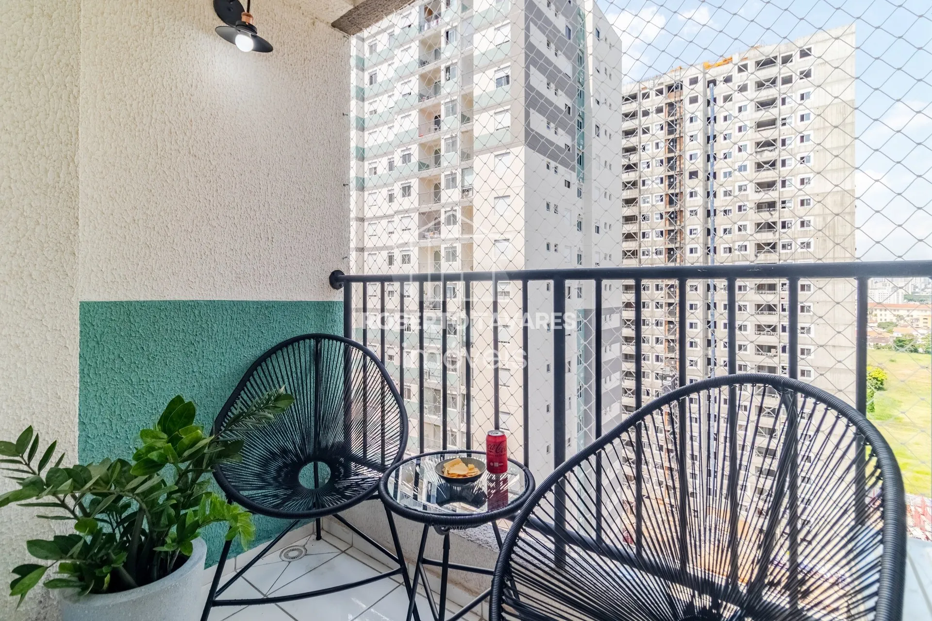 Imagem Apartamento totalmente mobiliado. VENDA DE PORTEIRA FECHADA - O imóvel conta com 2 quartos, sendo 1 suíte, além de uma vaga de garagem.