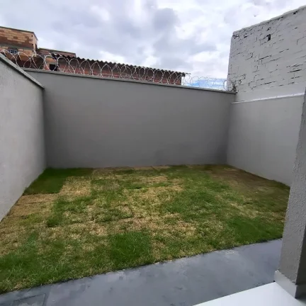 Imagem Casa De 2/4 Com Suite Om Quintal Grande E Otimo Acabamento No Parque Montreal