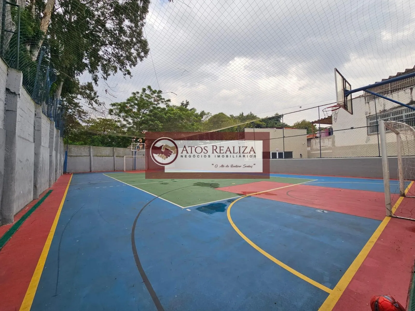 Foto do imóvel Casa à venda em condomínio fechado na região de Campo Grande, São Paulo | 2 dorms, 2 vagas paralelas, corredor lateral.