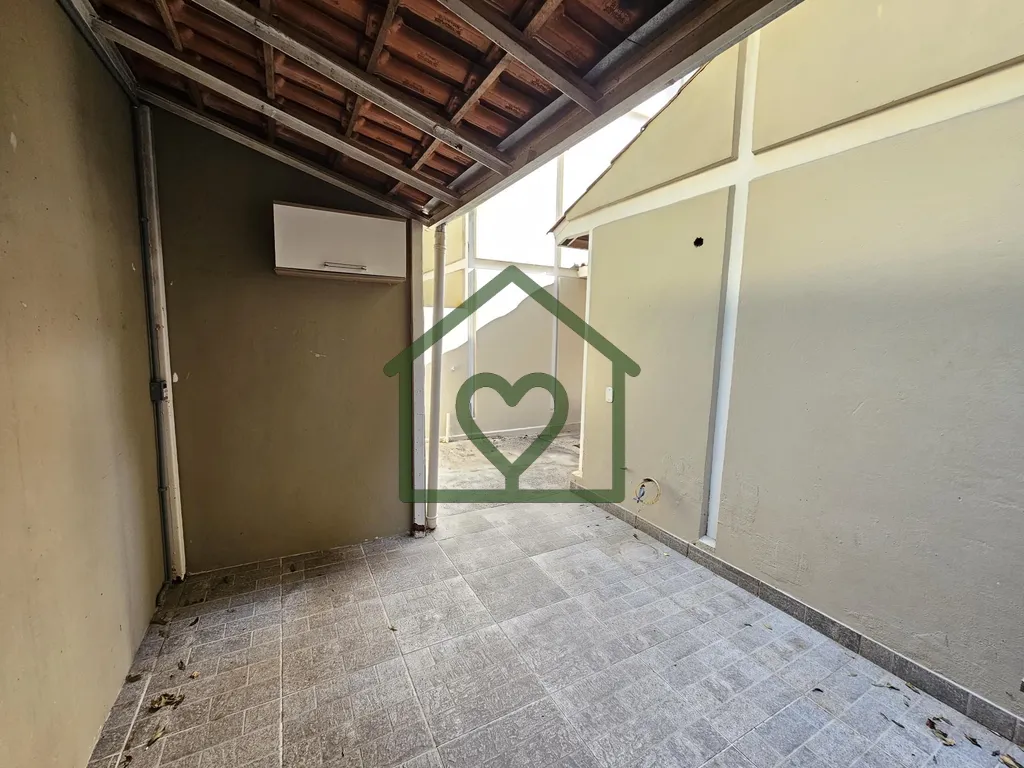 Imagem Casa em condomínio reformada e semimobiliada, com vaga para até 04 carros.

Térreo com living de ...