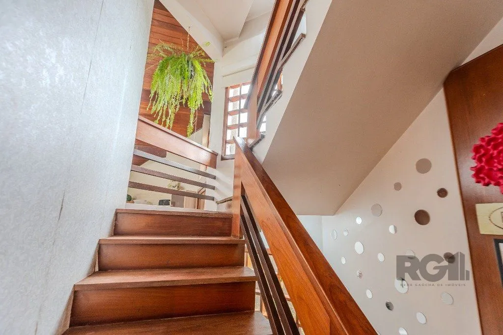 Imagem Casa 400m² - 5 dormitórios, 4 vagas no bairro Vila Jardim