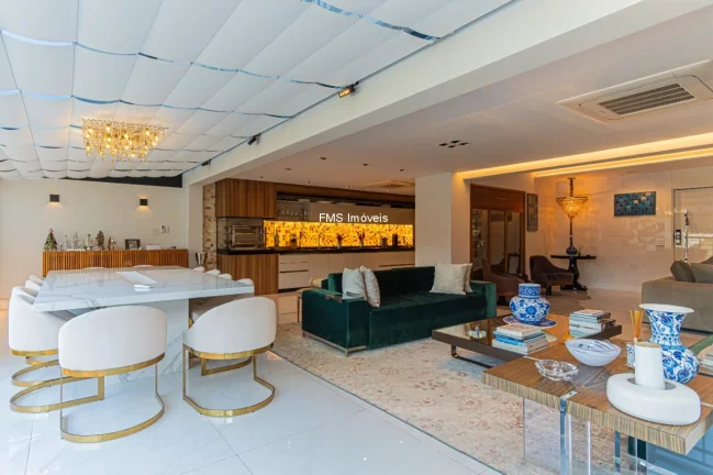 Imagem Apartamento de Alto Padrão de 3 suítes em Moema com 330m² e 4 vagas de garagem.