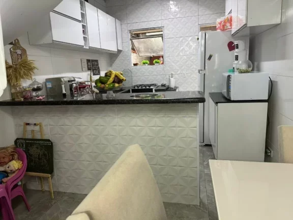 Imagem SOBRADO COM VISTA PARA O MAR à venda no Caiçara em Praia Grande-SP, com 2 dormitórios, sala, cozinha americana, banheiro social, lavabo, 2 vagas de garagem, moveis planejados, churrasqueira, 70 metros da praia. Estuda parcelamento direto.