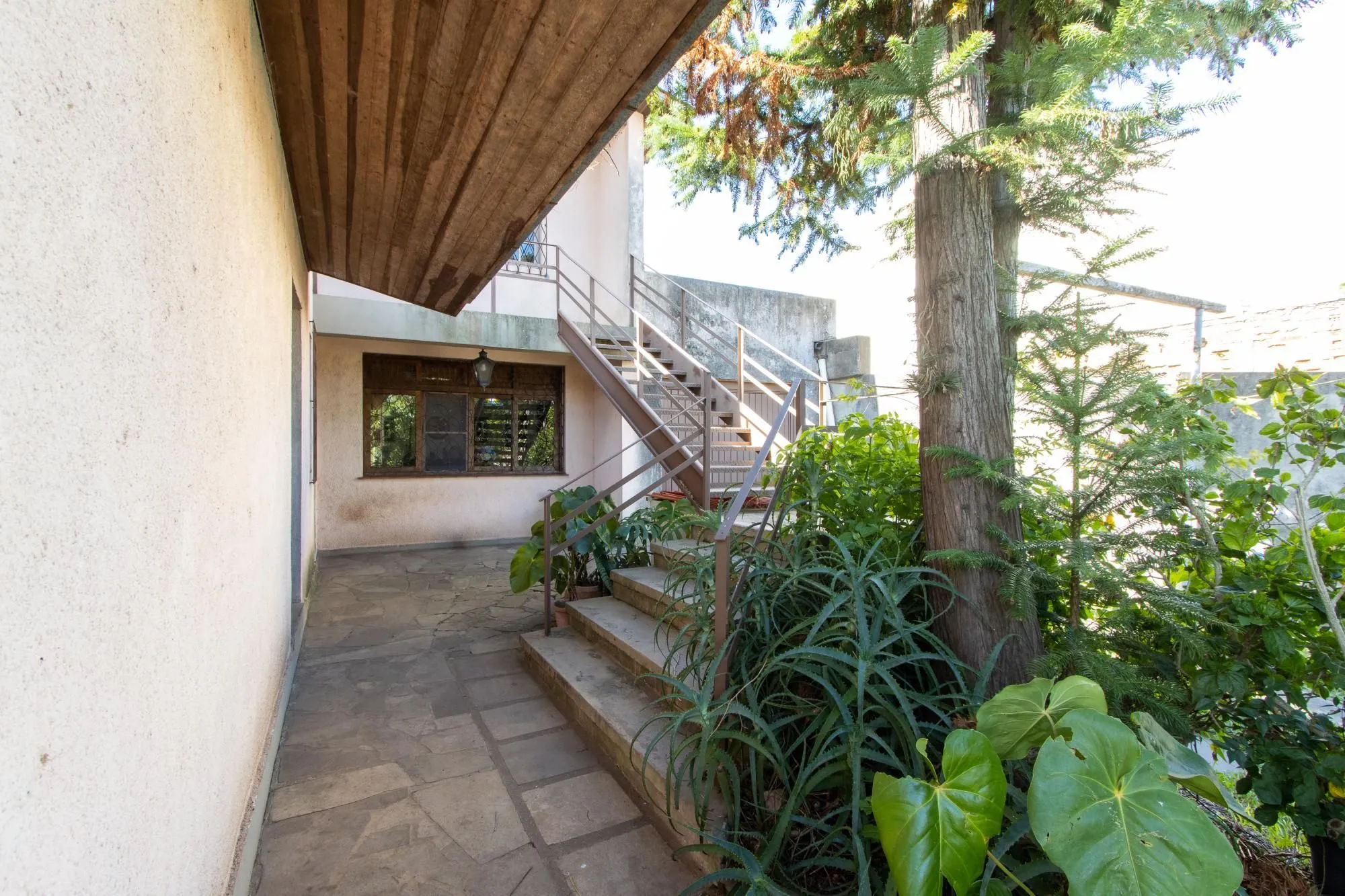Imagem Casa de Alvenaria, possui 3 dormitórios, uma suíte, hall de entrada, lavabo, living com lareira, cozinha ampla com armários, área gourmet com churrasqueira, corredor, pátio e 4 vagas de garagem, uma construção em anexo que possui hall de entrada, lavabo, 