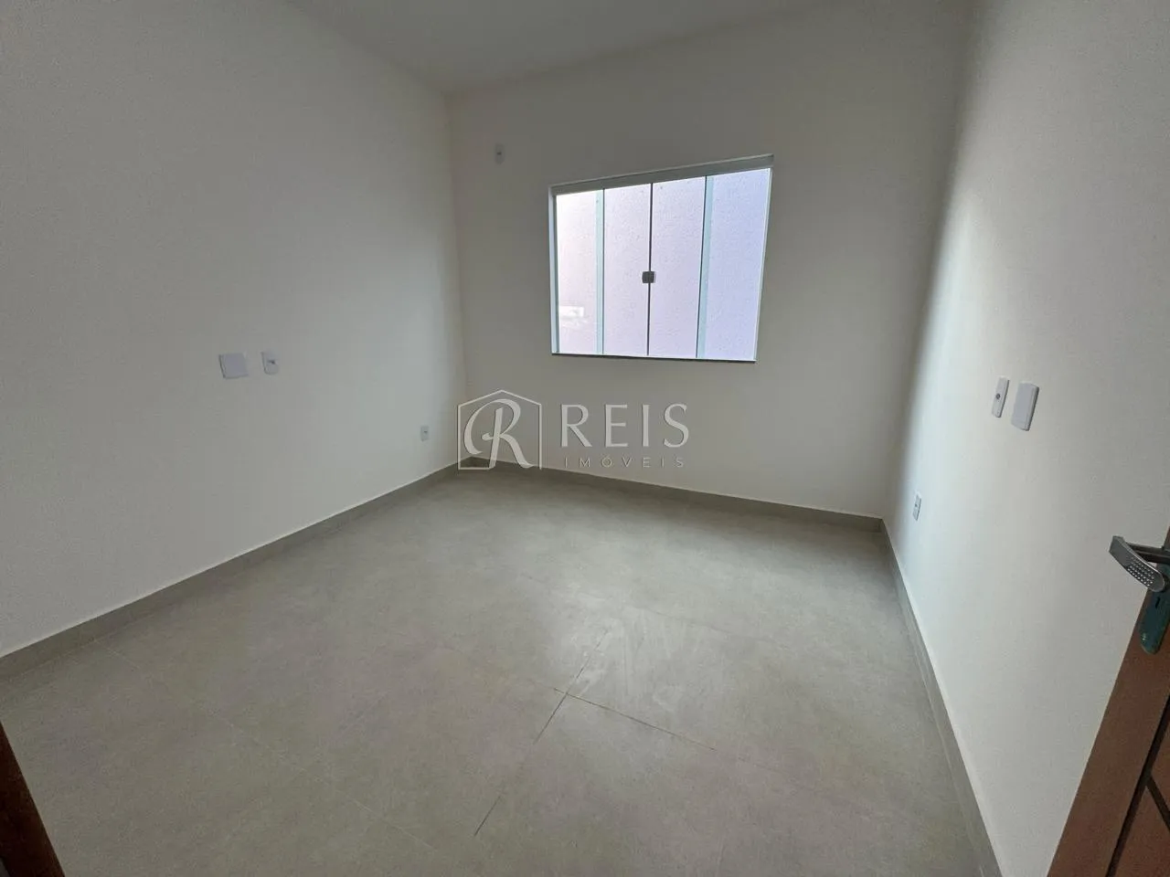 Imagem Casa para Venda em Rio das Ostras, Village Rio das Ostras, 3 dormitórios, 1 suíte, 2 banheiros, 2 vagas