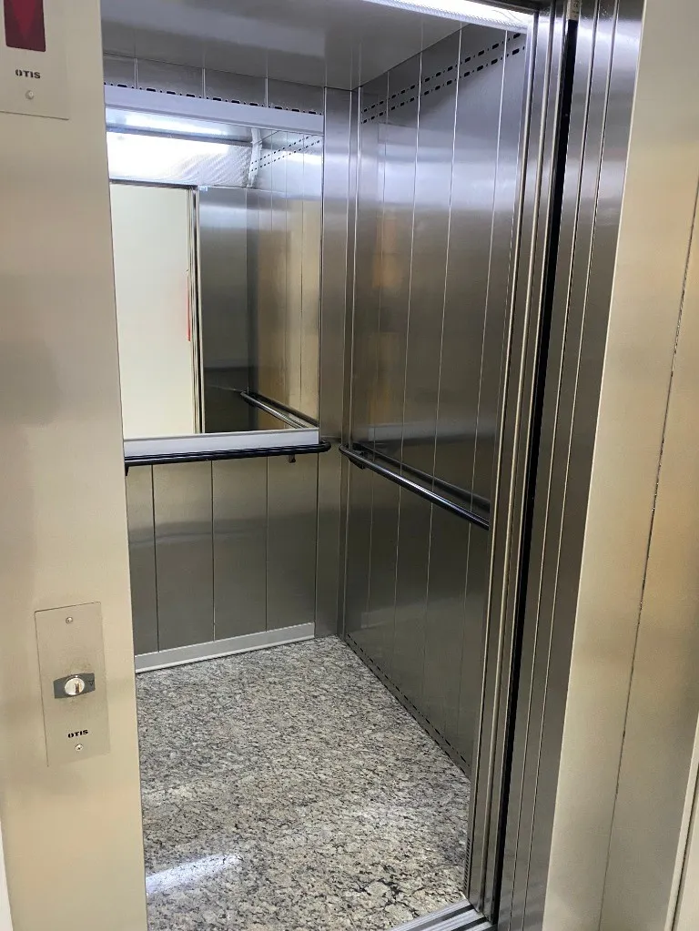 Imagem Prédio Comercial de Alto Padrão para Locação no Centro de São Bernardo do Campo-SP: 6 Salas, 12 Banheiros e 870m² de Área.