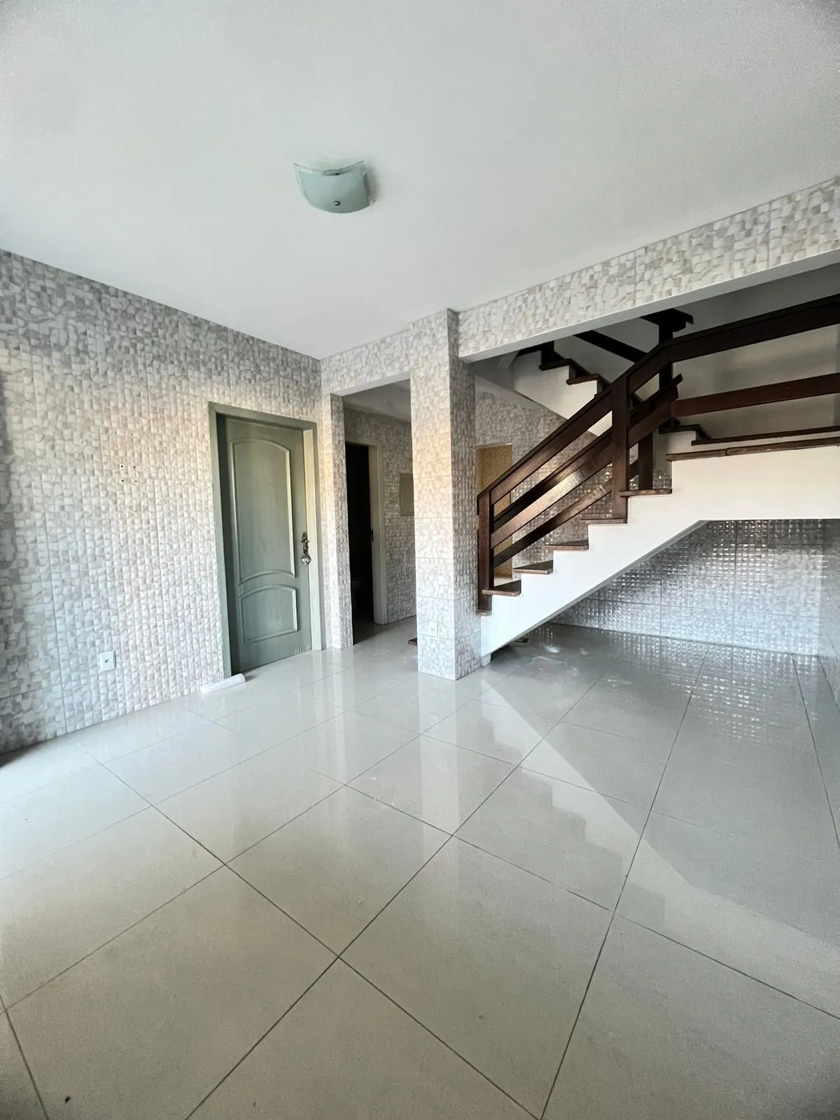 Imagem Casa à venda com 215m² na Hípica, 3 quartos sendo 1 suíte e 2 vagas