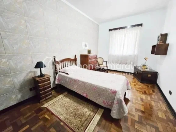 Imagem Casa bem localizada, em avenida consolidada, rodeada por clínicas, comércio, escritórios e estaci...