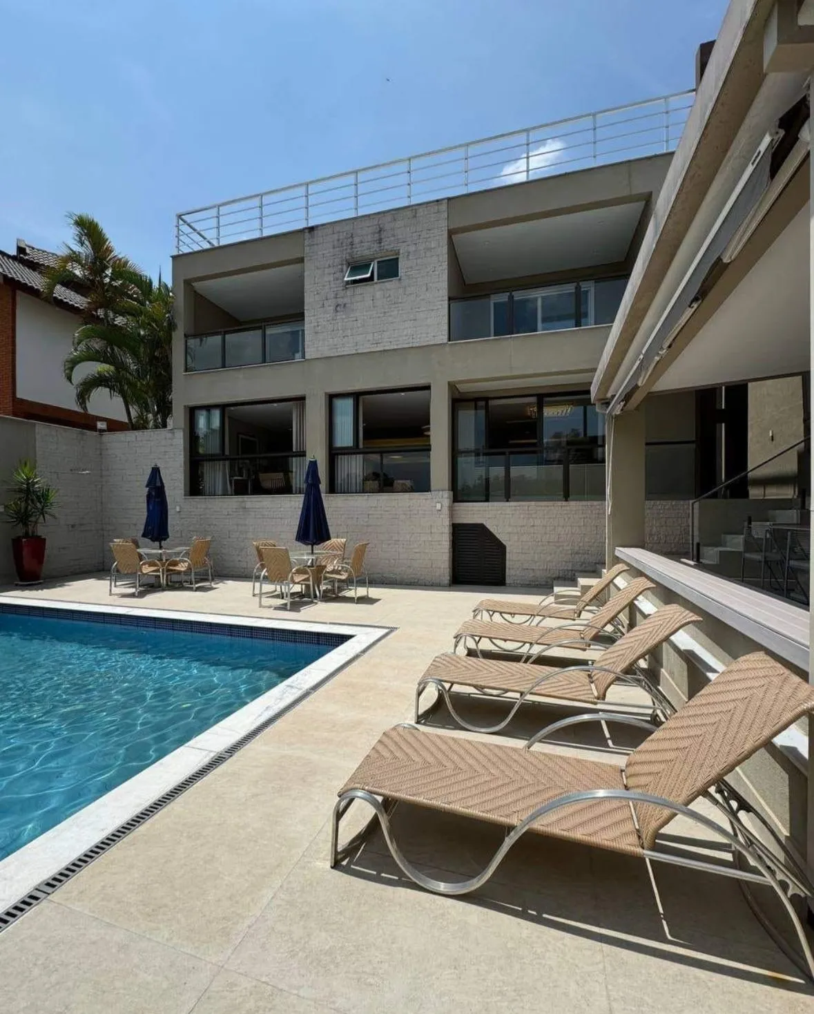 Imagem Casa à venda no Alphaville 01 em Barueri, 4 suítes, 524 m², piscina, rooftop, mobiliada e terreno de 572 m²