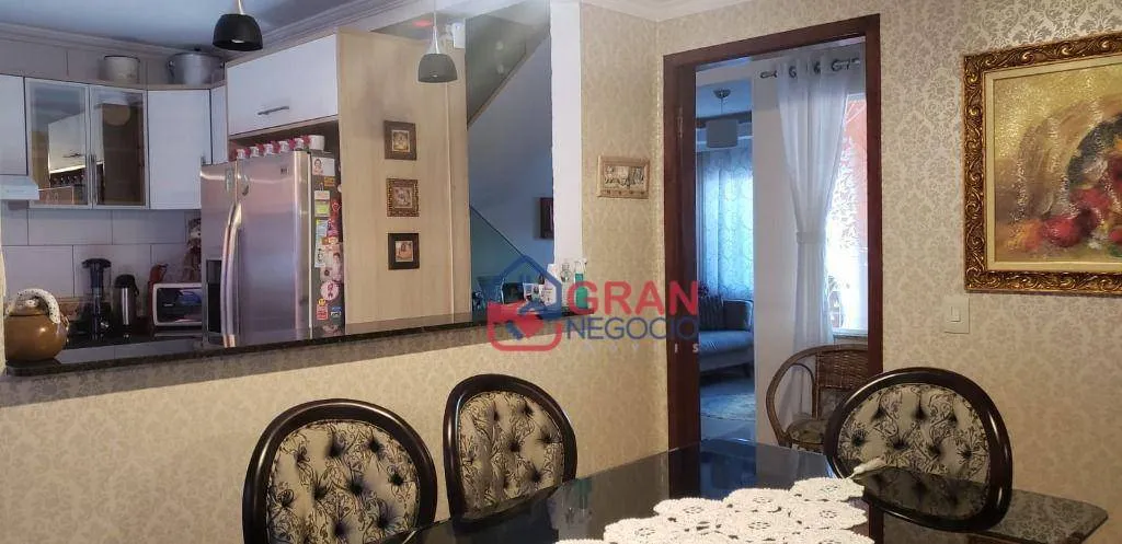 Imagem Sobrado Triplex com 3 quartos em São José dos Pinhais