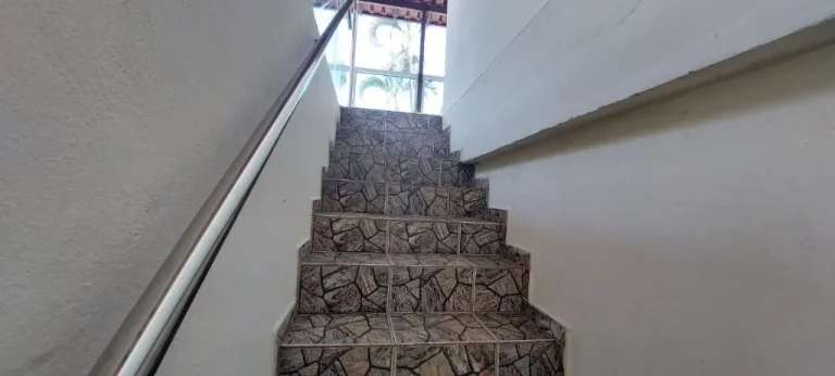 Imagem CASA DUPLEX A VENDA COM 07 QUARTOS 2 SUÍTES E 4 VAGAS DE GARGENS NA PRAIA