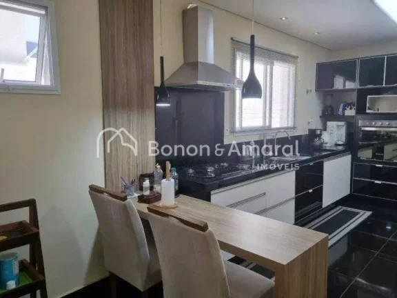 Imagem Sobrado amplo com ambientes bem distribuídos, ideal para quem busca conforto e espaço para a famí...