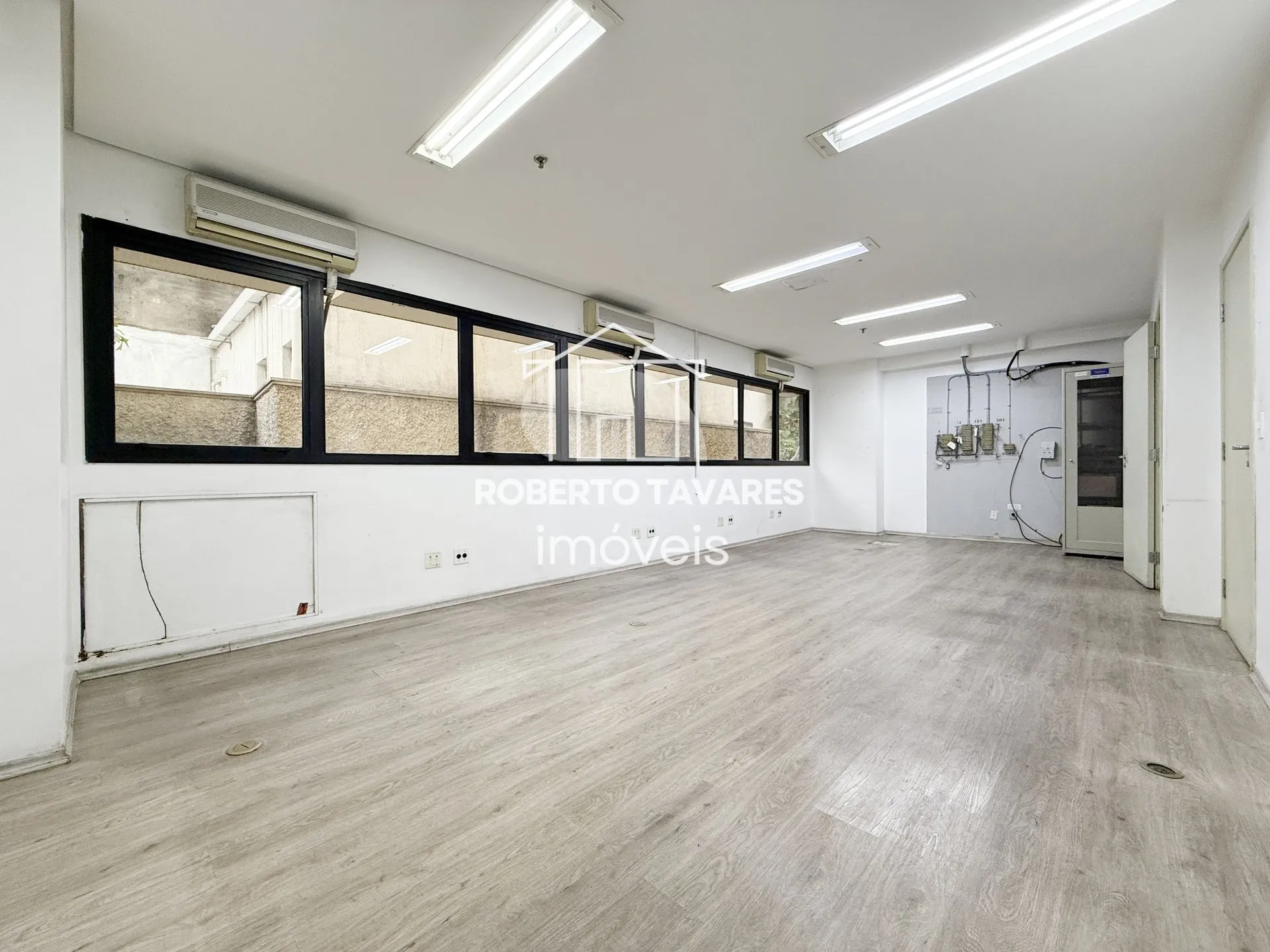 Imagem Prédio monousuário, com 11 andares, 1723m² de área útil, 4032m² de área total, 33 vagas de garagem.