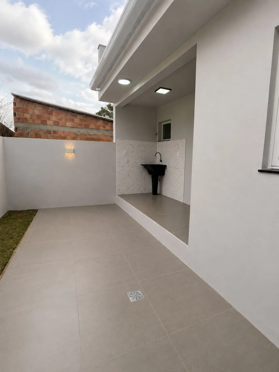 Imagem Casa Nova com Suíte, Lareira e Acabamento impecável