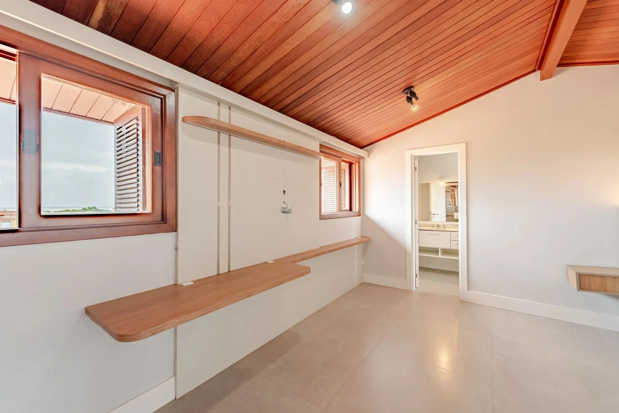 Imagem Casa em condomínio com 3 dormitórios, suíte e 3 vagas.
