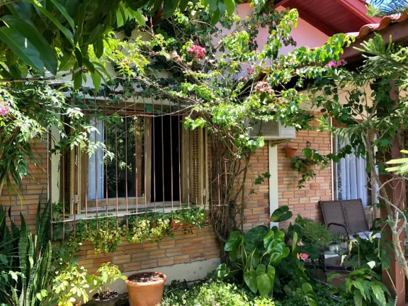 Imagem Oportunidade única: Casa dos sonhos em Garopaba com edícula e jardim exuberante!