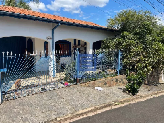 Imagem Casa térrea com garagem + edícula. Total 3 quartos, 3 banheiros, amplo quintal com árvores frutíferas.