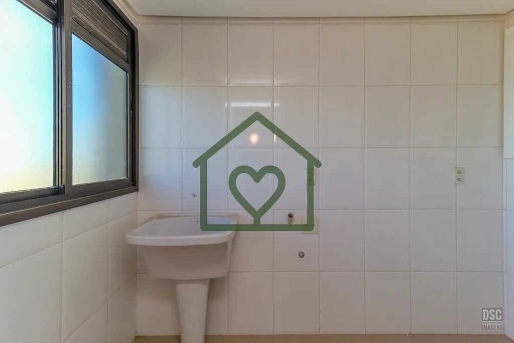 Imagem Descubra o seu novo lar no coração da Região Sul do Brasil! Este apartamento de 138m², localizad...