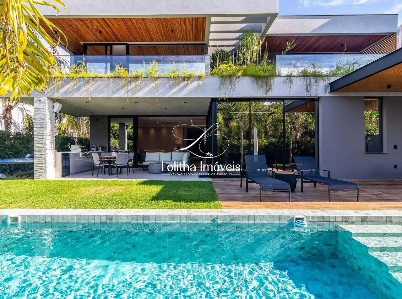 Foto do imóvel CASA COM 4 SUÍTES À VENDA EM JURERÊ INTERNACIONAL em dos Carapanás