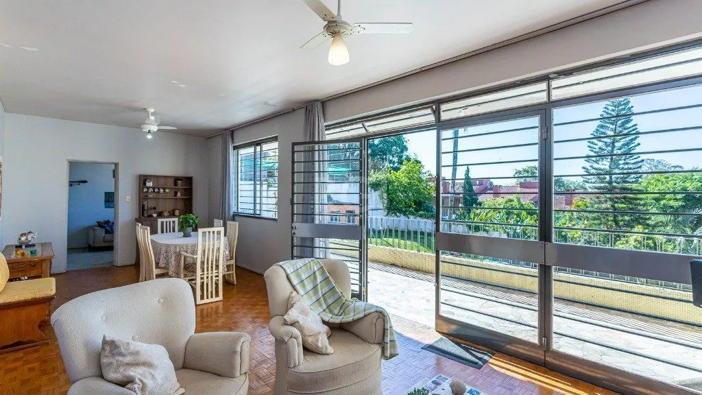 Imagem Vende casa com 05 quartos e garagem para 5 carros.