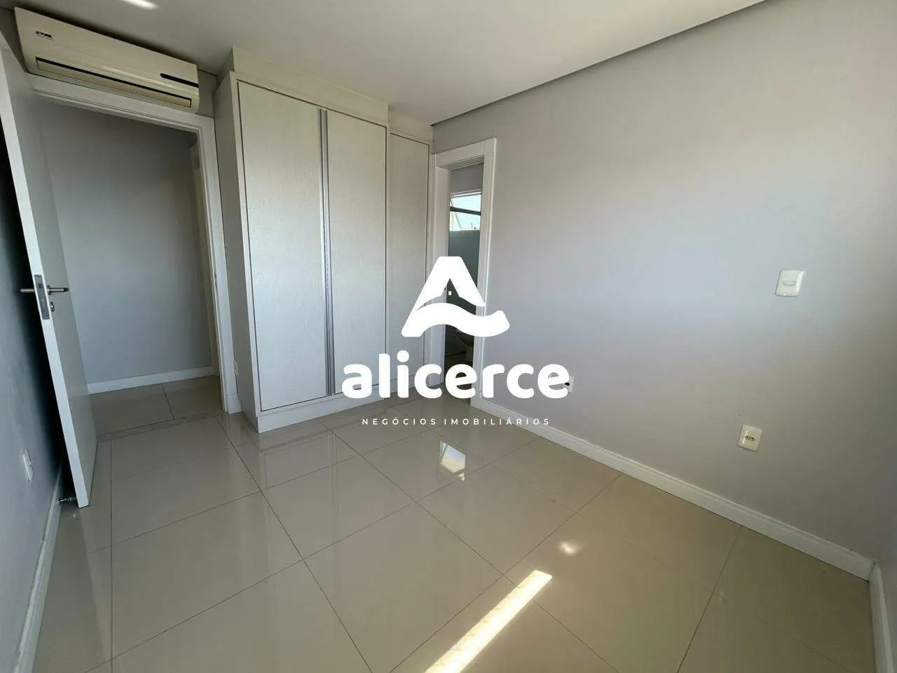 Imagem Apartamento Duplex à venda com 129m² l 3 quartos l 3 suítes l Vista Mar l Estreito - Florianópolis/SC