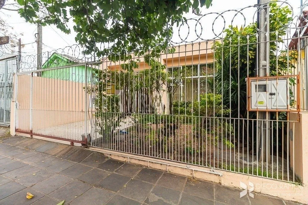 Imagem Casa térrea à venda, com 2 suites, 3 banheiros, edicula, pátio, 2 vagas - Bairro Medianeira