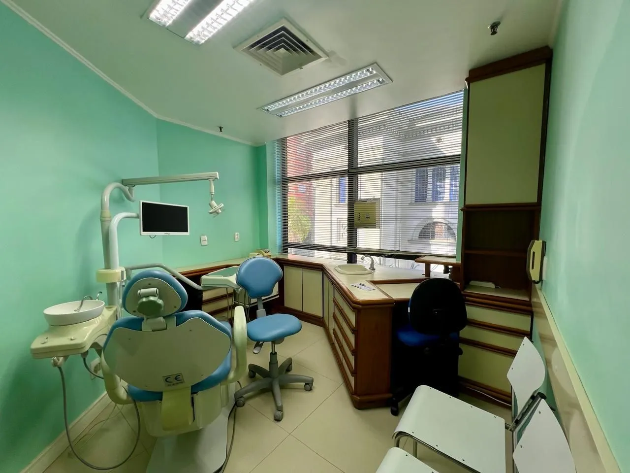 Imagem Clínica Odontológica mobiliada e equipada, 38 m2 com 2 vagas individuais na Av. Vinte e Quatro de Outubro