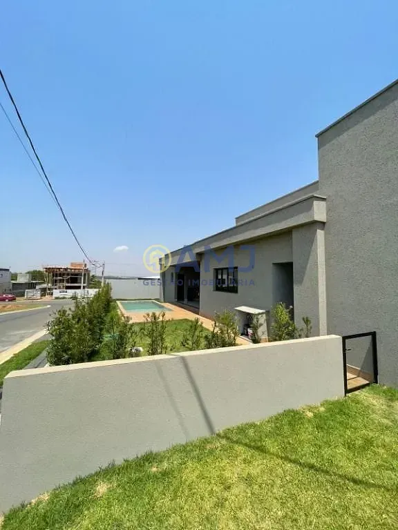 Imagem Casa térrea à venda no Jardins Capri | Lote de esquina com 4 suítes, piscina e alto padrão em Goiânia
