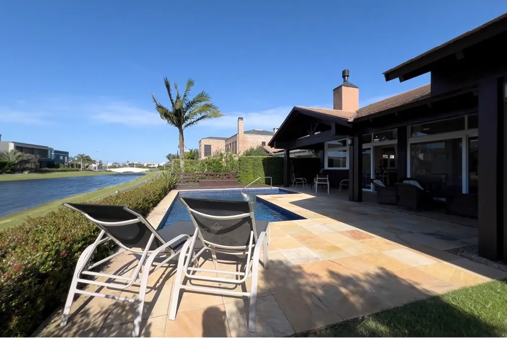 Imagem Casa de condomínio à venda em Xangri-Lá, Centro, com 4 quartos, 274m2