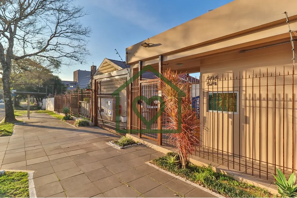Imagem Casa em condomínio no bairro Nonoai, com 122m² privativos distribuídos em 2 andares. No térreo, ...