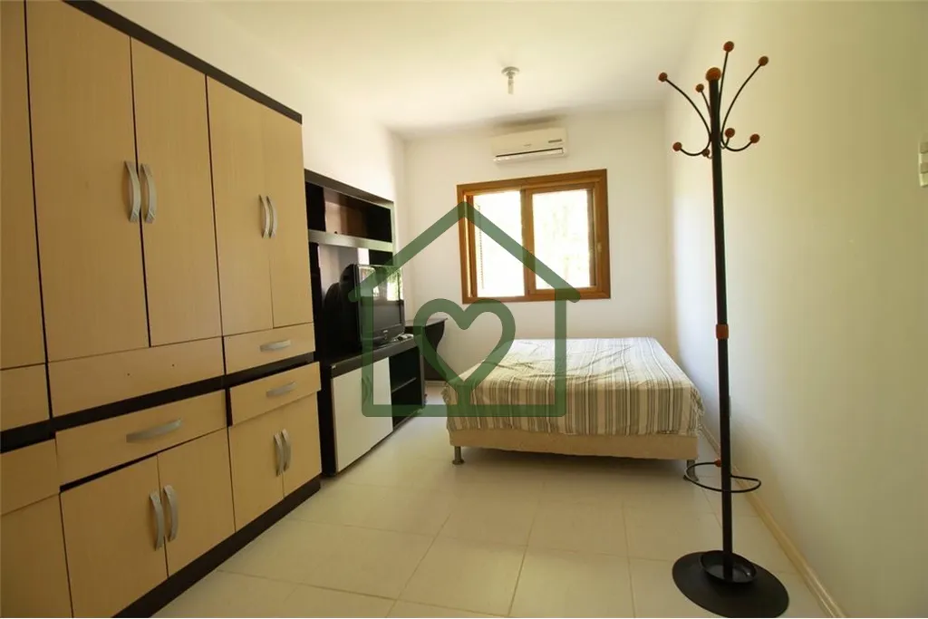 Imagem Conheça esta Casa Térrea 2 quartos, sendo 1 suíte; com varanda aos fundos com piscina e churrasqu...