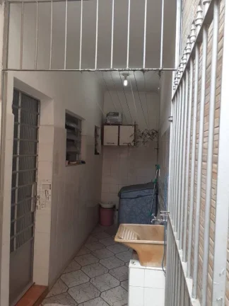 Imagem Casa térrea com 6 metros de frente por 30 metros da frente aos fundos, em lage e telhado, com piso ...