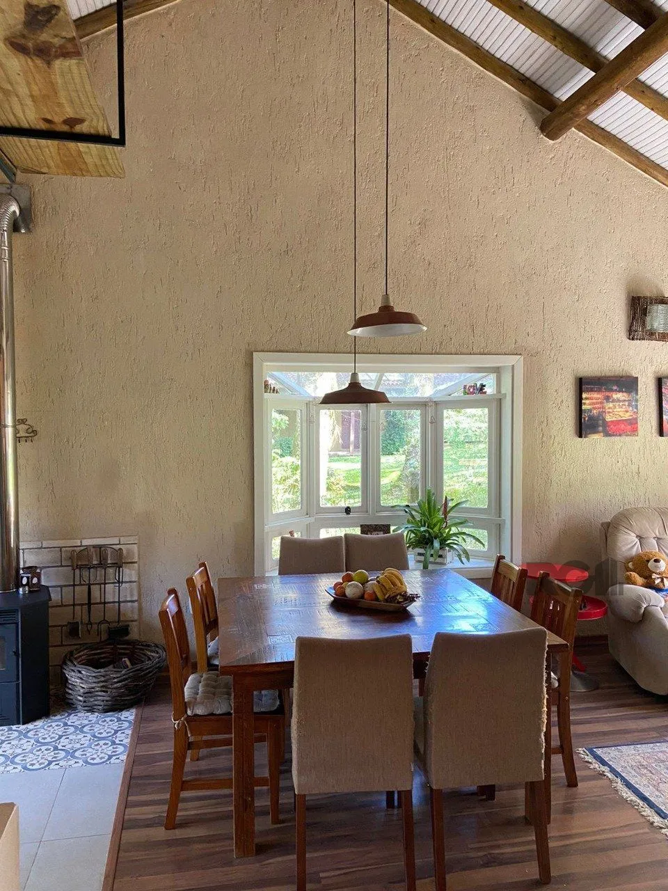 Imagem Casa com 2 suítes, lareira, deck, vaga de garagem - 140m² no bairro Laje de Pedra, Canela/RS