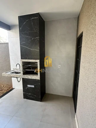 Imagem A casa possui 

- 3 quartos sendo 1 suíte 
- Sala 
- Cozinha 
- Banheiro social 
- Área Gurmet 
- ...