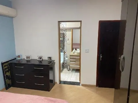 Imagem VENDA DE CASA TÉRREA NA VILA NELY, EM ITAQUAQUECETUBA/SP, 185m² com 3 dorm, suíte com ar-cond., piscina, área gourmet e vagas p 3 autos. CONSULTE-NOS.