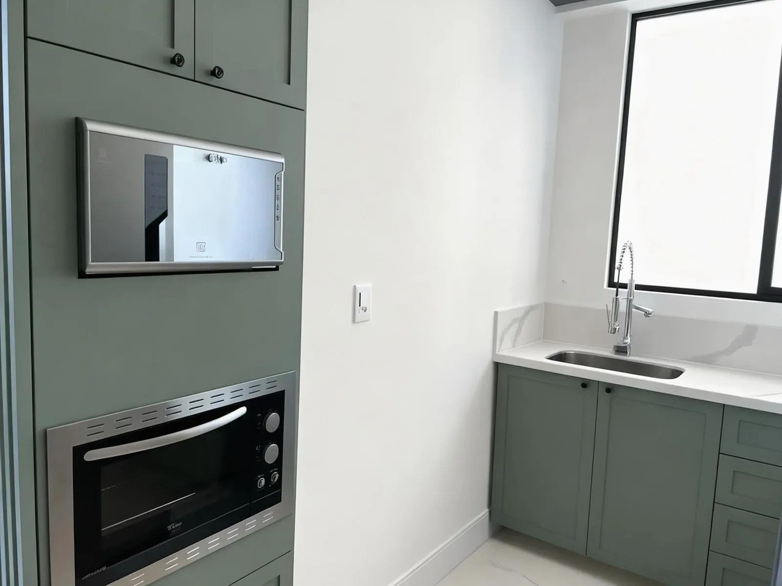 Imagem LUXO NA QUADRA DO MAR EM MEIA PRAIA ITAPEMA: 127m² MOBILIADO COM 3 SUÍTES E 3 VAGAS