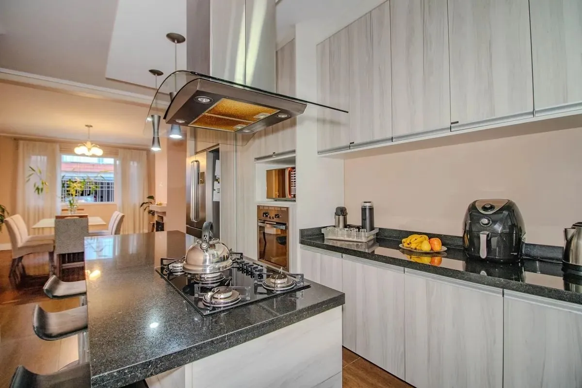 Imagem Casa Reformada com 5 Dormitórios e Amplo Pátio