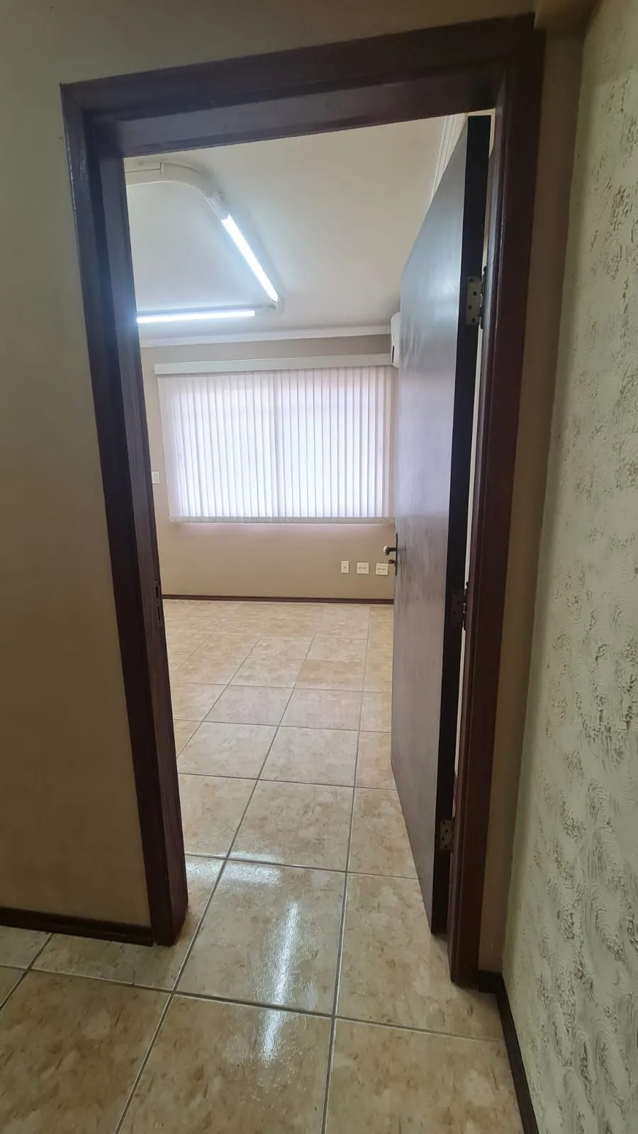 Imagem Sala comercial à venda, Centro de Sorocaba, 25 m², recepção, pronta para uso, próxima à Rua São Bento e ao Boulevard Braguinha, ideal para escritório