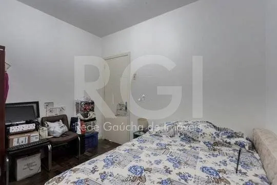 Imagem Casa composta por seis(6) dormitórios, no bairro Passo da Areia em Porto Alegre/RS.