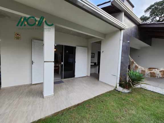 Imagem Casa no Balneário Princesa do Mar - em Itapoá, 3 quartos sendo 01 suíte