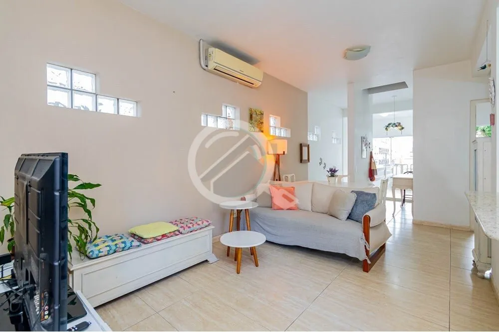 Imagem Encante-se com esta casa excepcionalmente bem localizada no coração do bairro Petrópolis! Com uma...