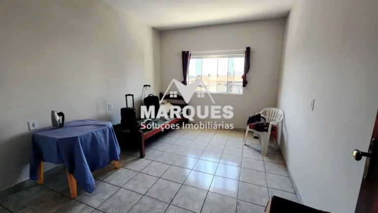 Imagem Casa principal mais 2 pequenas casas e salão c/ 80m2