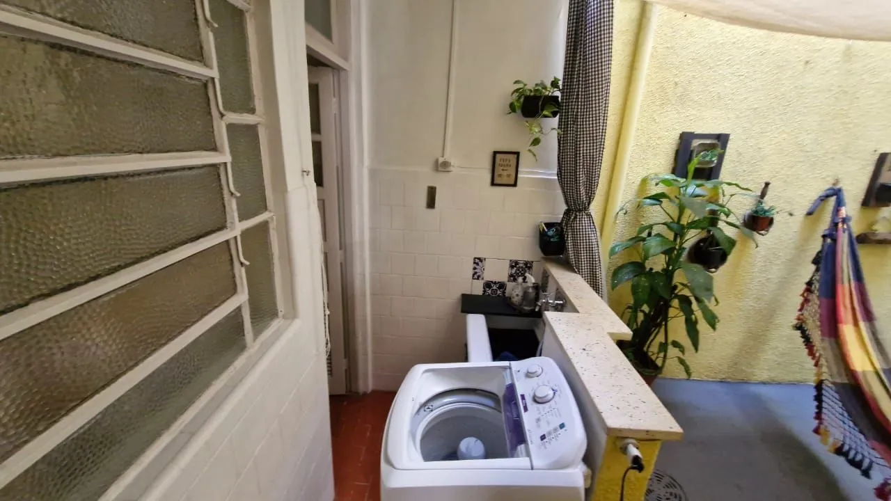 Imagem Apartamento no Menino Deus com 2 dormitórios e dependência de empregada com banheiro