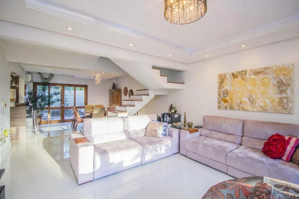 Imagem Casa com 3 Dormitórios, Sendo 1 com Closet, Sótão e Pátio em Condomínio