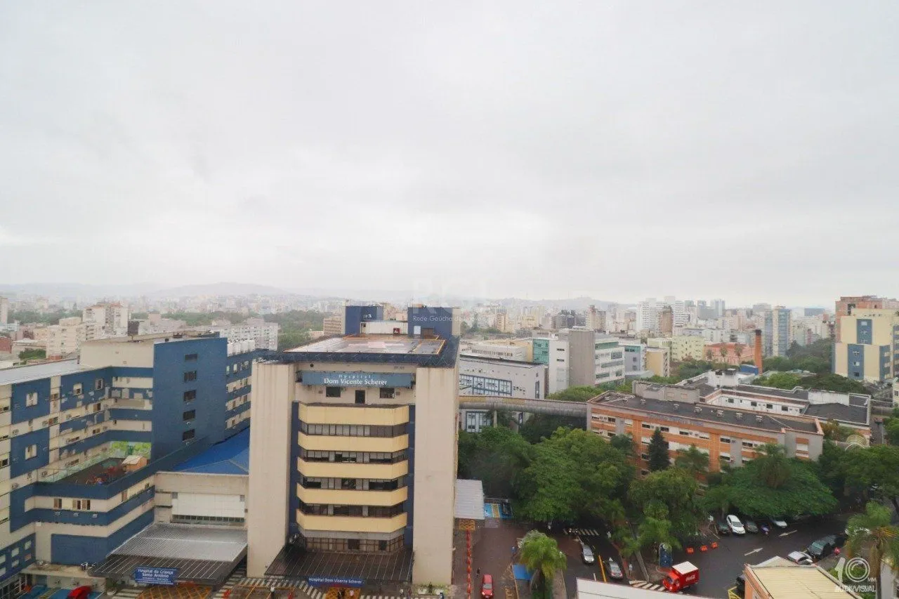 Imagem Apartamento á venda com 3 dormitórios com 1 suíte com sacada + 2 sacadas na sala e living, 233,85M² e 1 vaga de garagem escriturada e coberta, no Bairro Independência em Porto Alegre.