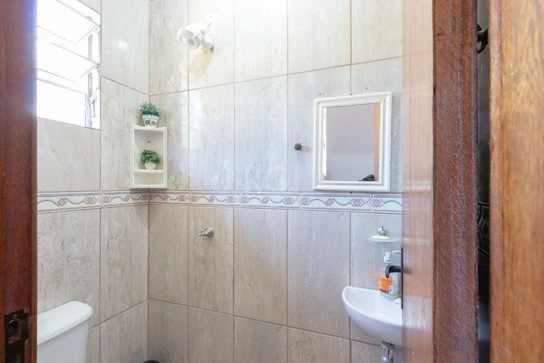 Imagem Casa para Venda - 370m², 4 dormitórios, sendo 1 suites, 6 vagas - Lomba do Pinheiro
