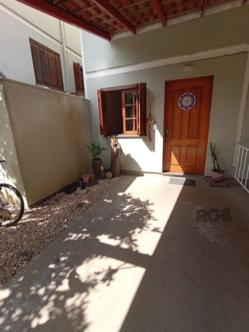 Imagem Casa em Condomínio com 96m² e 3 dormitórios no bairro Tristeza em Porto Alegre.