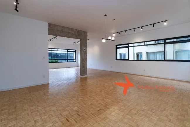 Imagem Espaçoso Apartamento de Reformado com 3 quartos (sendo 2 Suítes) em Cerqueira C?(C)sar, São Paulo - 220,95m e 2 Vagas de Garagem!