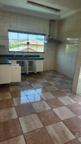 Imagem LOCAÇÃO DE SOBRADO NO CONDOMÍNIO ARUJÁ V, EM ARUJÁ/SP, 300m² com 3 quartos, suíte. CONSULTE-NOS.