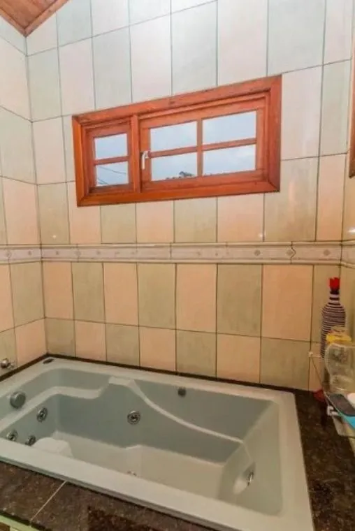 Imagem Casa de 3 dormitórios , com suíte , banheiro social , 2 apartamentos de 1 dormitório nos fundos ,vaga para 3 carros !